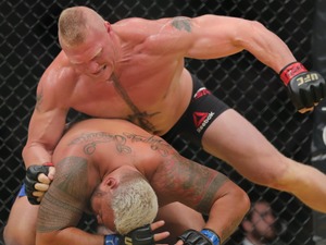 元王者レスナーがUFC200で勝利、ハントを完封 画像