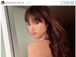 深田恭子の背中が露わに…ビキニ水着で見返り美人ショット 画像
