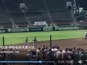 甲子園練習、外野ノックで跳ね返りを確認 画像
