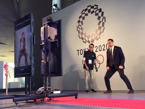 【リオ2016】日本文化を発信するジャパンハウスで室伏広治が空手ポーズを披露 画像
