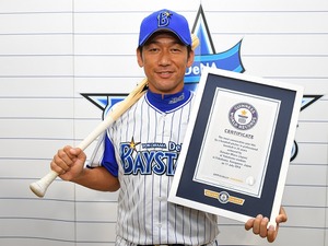 三浦大輔「プロ野球投手による安打最多連続年数」がギネス世界記録に 画像