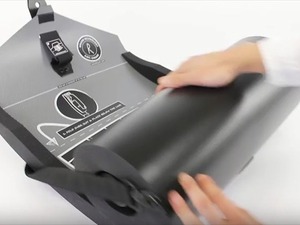 欧米で大人気！丸めて収納 “巻き寿司”モチーフのスーツバッグが日本で発売 画像