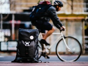 ウインカーを出せるスマートデバイス対応バックパック「BACKPAIX」 画像