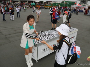 F1日本GP、ファンが振ったチェッカーフラッグ 画像