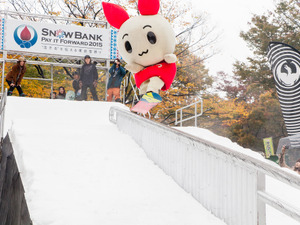 代々木公園に雪が降る…プロスノーボーダーがパフォーマンス披露「SNOW BANK PAY IT FORWARD 」 画像