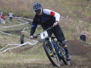 ダウンヒルシリーズ第6戦吉無田高原、九島勇気が初制覇「海外経験が出ている」 画像