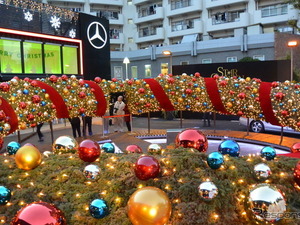 直径10メートルのクリスマスリース点灯式…メルセデスベンツが開催 画像