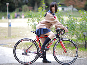 ドッペルギャンガー、コスプレイヤーを起用したサイト「ロードバイク女子高生」開設 画像