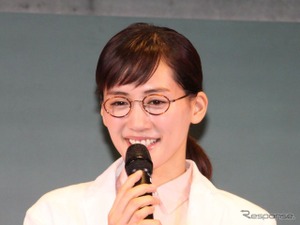 メガネをずらすタイミングが難しいんです…#綾瀬はるか「ちゃんと買い」の新CM披露 画像