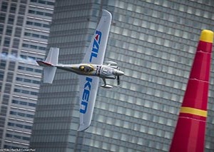 エアレースパイロット・室屋義秀、Team FALKENが3年連続でサポート 画像