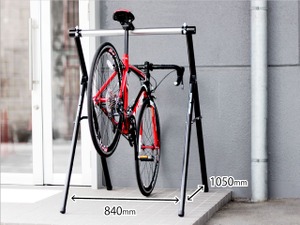 スポーツ自転車が駐輪できる! 折りたたみ式「サドル掛けスタンド」発売 画像