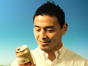 麦畑の中で五郎丸歩がゴクリ「アサヒ ザ・ドリーム」新CMオンエア 画像