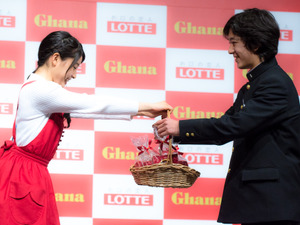土屋太鳳、手作りチョコを男子高校生に手渡し！ 画像