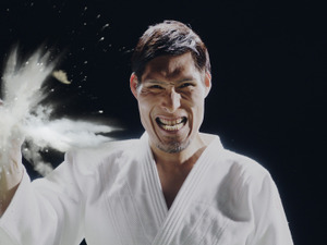 篠原信一がありえない粉砕技でレモンを割りまくる!「凍結レモンまるGOD粉砕196手」動画公開 画像
