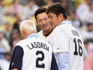 【WBC2017】野茂英雄氏が始球式も、まさかの暴投…捕手役の鈴木誠也が“神ってる”好捕 画像