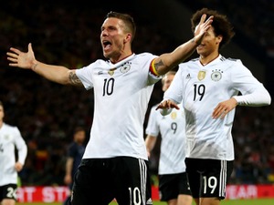 代表引退試合で豪快ミドルのポドルスキ、敵将も「夢物語が実現」と祝福 画像