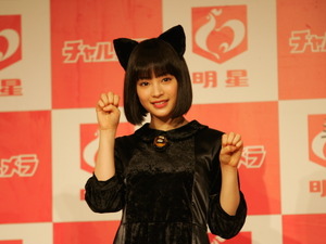 広瀬すずが人間卒業。新CMで『すずネコ』に変身して「チャルメニャ～！」 画像