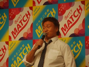 平野紫耀、仲良しの元プロレスラー・天龍源一郎へ逆水平チョップ！…『ビタミン炭酸マッチ 新CM発表会』 画像