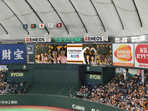 巨人、東京ドームのオーロラビジョンに来場者のSNS投稿写真を投影 画像