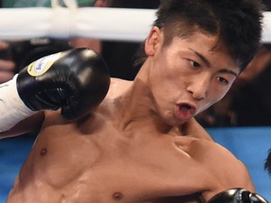 井上尚弥、熱海の海で青春ショット…男二人がじゃれあう姿に反響「カレカノみたい（笑）」 画像