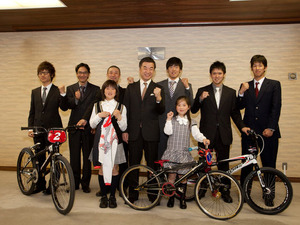 神奈川県のBMX選手が松沢県知事を表敬訪問 画像