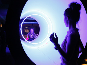 筒状卓球台でプレイする三次元ピンポン「低音卓球」期間限定開催 画像