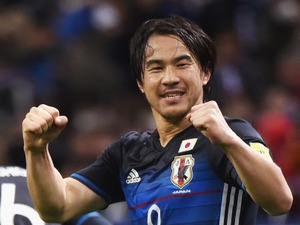 岡崎慎司、大股開きでハイ、ポーズ！…乾貴士と2ショット「お昼のゆっくりターイム」 画像