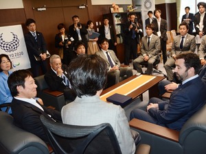サントリーサンゴリアス、NSWワラターズの選手たちが鈴木大地長官、丸川珠代大臣を「圧巻」の訪問 画像
