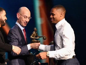 MVP初受賞のウェストブルック、最終候補ふたりを称える 画像