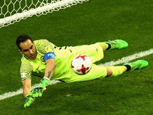 ブラーボが3連続PKストップ、チリを初の決勝に導く活躍をマンCも「ヒーロー」と伝える 画像