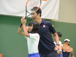 錦織圭、小学生とテニス交流…「わ、やば」思いっきり打ち返してしまうシーンも! 画像