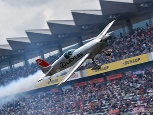 【SUPER GT 第5戦】富士スピードウェイのホームストレートを室屋機がデモフライト 画像