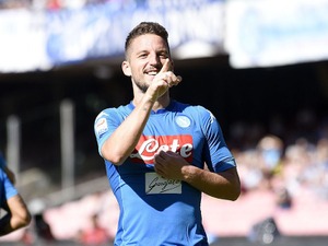 ナポリが6発大勝、得失点差で首位に 画像