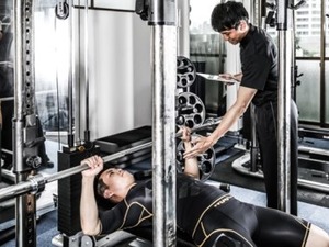 グンゼ×ライザップ、着用するだけでバイタルデータを取得できる「筋電WEAR」開発 画像