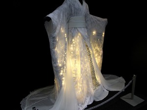 光るドレスの電気回路は接着剤、セメダインの導電ペースト【ウェアラブルEXPO】 画像