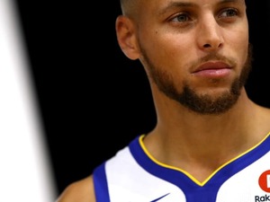 NBA選手カリーがやった！サッカー選手もびっくりの「超足技」が話題 画像