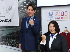 高橋大輔、コラボグッズに興味津々…東京2020ライセンス商品ショールーム 画像