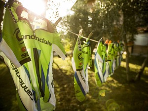 サガンが着用するスゴイ製のフラッシュグリーンウエアは市販されている 画像