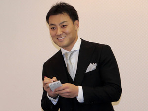 FA交渉の鶴岡慎也の取材に日本ハム・田中賢介が“乱入”「キーマンは？」「アドバイスは？」 画像