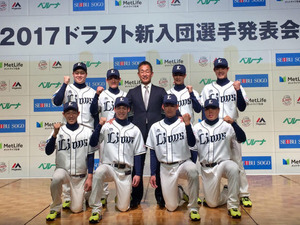 西武新入団発表、辻発彦監督が新人選手に“ゲキ”「源田、平井のようになって」 画像