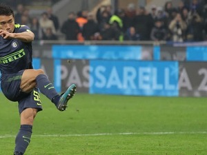 実は職人だった？インテル・長友佑都の「PK」が上手すぎると話題に 画像