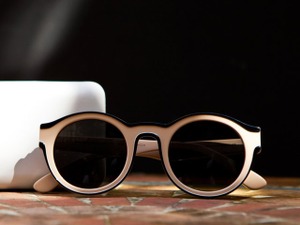 高反射レンズ採用、デザインフレームのサングラス 画像