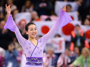 浅田真央、ペンギンに囲まれちょこん…「可愛すぎる」と絶賛 画像