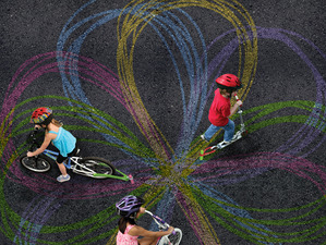 道路に記す、ライダーへのメッセージ。 画像