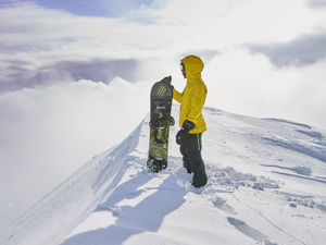 F1レーサーのルイス・ハミルトンがトップスノーボーダーとスノースポーツ！「JAPOW」公開 画像