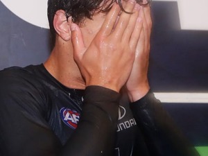 前日に息子死去…誰にも伝えず試合出場したGK、むせび泣く 画像