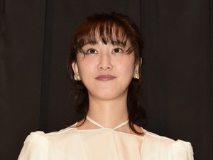 松井玲奈、おジャ魔女どれみカフェで瀬川おんぷと2ショット 画像