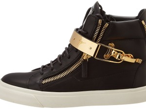 足元輝くスニーカー 画像