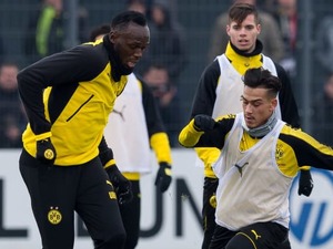 ボルトがやった！ドルトムントの選手をなんと「股抜き」！ 画像