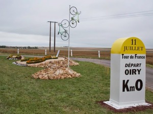 【ツール・ド・フランス14】実際のレースが始まる0km地点はシンプルに選手たちを迎える 画像